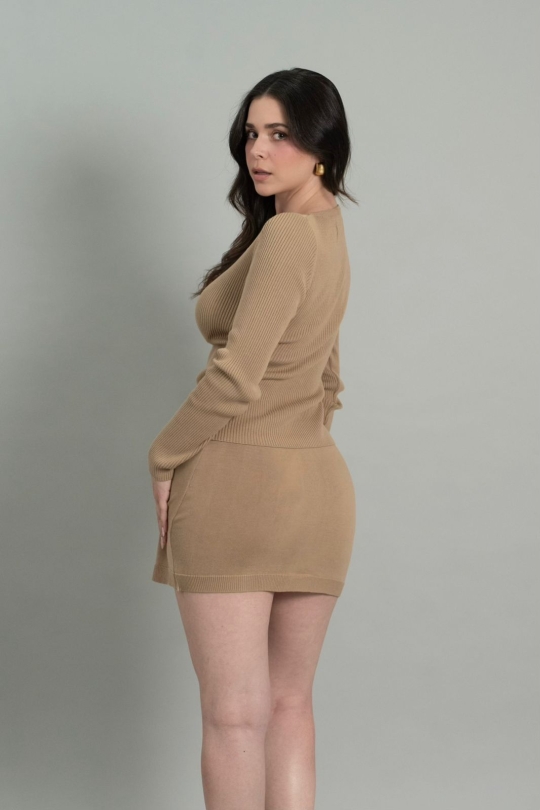 ANNE FALDA CAQUI